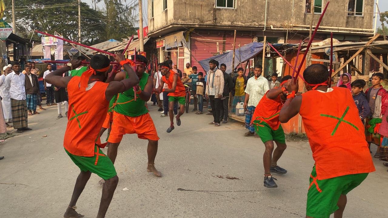 বিএনপি প্রার্থীর নির্বাচনী প্রচারণায় লোকজ লাঠি খেলা, উৎসবমুখর হাতিয়া